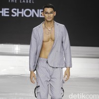 Tities Sapoetra memamerkan koleksi busana terbarunya di Jakarta Fashion & Food Festival (JFFF) 2019, Kelapa Gading, Jakarta, [Jumat 16/08/2019]. Koleksi Tities Sapoetra yang serba hitam - putih terinspirasi dari sebuah destinasi wisata labirin yang terletak di Malang, Jawa Timur. Foto: Mohammad Abduh/Wolipop