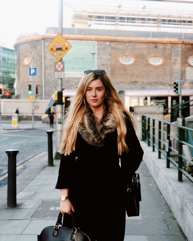 Hannah adalah seorang wanita yang tak lulus SMA. Tapi kini ia menjadi salah satu konsultan merketing sukses di Irlandia yang bisa menghasilkan £70 ribu atau sekitar Rp 1,2 miliaran sehari. Tak hanya kaya, Hannah pun dapat perhatian dari pebisnis kenamaan Richard Branson. Foto: Instagram @hannahhawkshaw