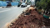 Proyek galian kabel membuat Jalan Raden Saleh tampak berserakan tanah.