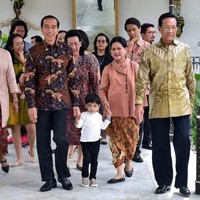 Kali ini Jan Ethes terlihat mengenakan sepatu Buberberry. Sepatu Burberry Kids tersebut harganya sekitar Rp 2 jutaan.  Foto: dok. Instagram @jokowi