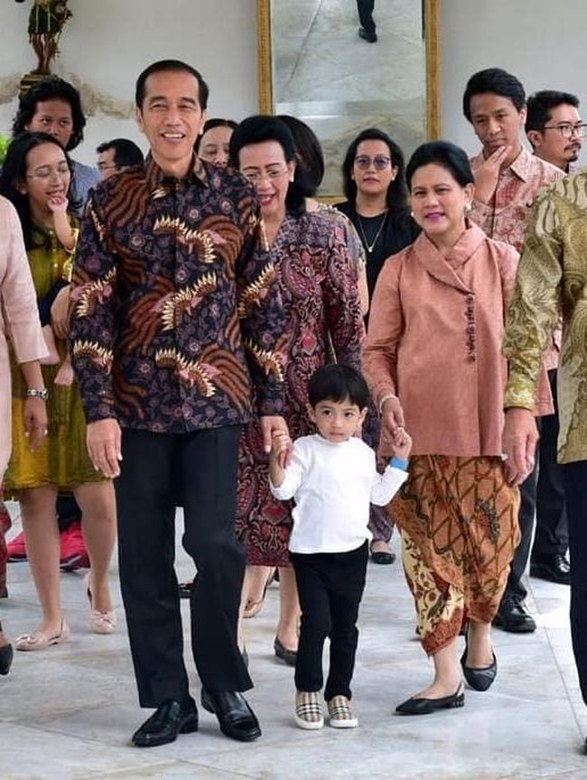 Kali ini Jan Ethes terlihat mengenakan sepatu Buberberry. Sepatu Burberry Kids tersebut harganya sekitar Rp 2 jutaan.  Foto: dok. Instagram @jokowi