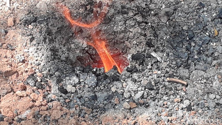 Semburan Api Muncul dari Bekas Sumur Bor di Ladang Warga Sragen Semburan Api Muncul dari Bekas Sumur Bor di Ladang Warga Sragen