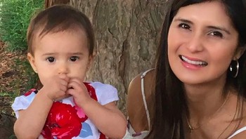 Mengawali harinya, Rincon bangun tidur jam setengah 6 pagi. Ia juga berolahraga cepat seperti Yoga. Setelah itu mandi dan membangunkan anak-anaknya jam 6:15 pagi. Setelah anak-anaknya bangun, Rincon kemudian mendadani putrinya. Akhir-akhir ini aku mencoba banyak gaya rambut baru padanya, ujarnya. (Foto: Instagram)