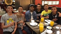 Bertemu dengan sekelompok anak muda yang pandai menyanyi, Glenn juga diketahui mengajak mereka makan bersama. Ini momennya. Dalam keterangan foto, ia juga memperkenalkan para pemuda di sampingnya itu. Foto: Instagram @glennfredly309