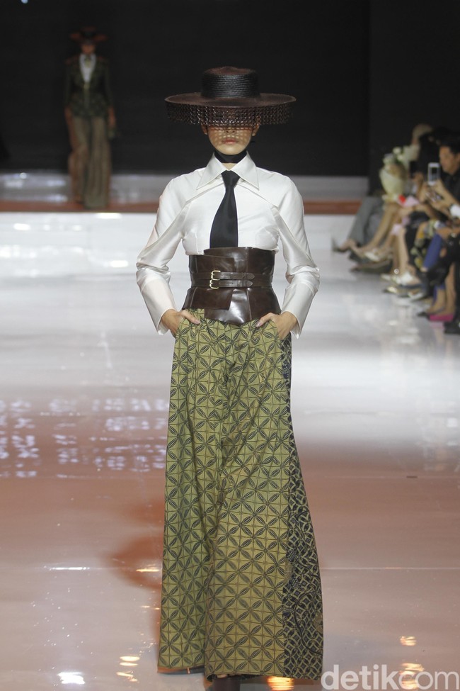 Denny Wirawan menampilkan batik gedog Tuban bergaya modern untuk koleksinya yang bertema Satriyan di Jakarta fashion & Food Festival (JFFF) 2019, Kelapa Gading, Jakarta Utara. Foto: Mohammad Abduh/Wolipop