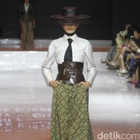 Denny Wirawan menampilkan batik gedog Tuban bergaya modern untuk koleksinya yang bertema Satriyan di Jakarta fashion & Food Festival (JFFF) 2019, Kelapa Gading, Jakarta Utara. Foto: Mohammad Abduh/Wolipop