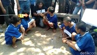 Para pelaku hadiri rekonstruksi pembunuhan ABG di Tegal. Kelima tersangka yakni Abdul Malik (20), Muhammad Soproi (18), Saiful Anwar (24), NL (17) dan AI (15) tak nampak menunjukkan rasa penyesalan saat melakukan reka ulang kejadian tersebut, Selasa (20/8/2019).