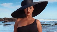 Ia dikenal sebagai salah satu selebgram populer. Di Instagram, dirinya memiliki 15 jutaan follower. Foto: Instagram @demirosemawby