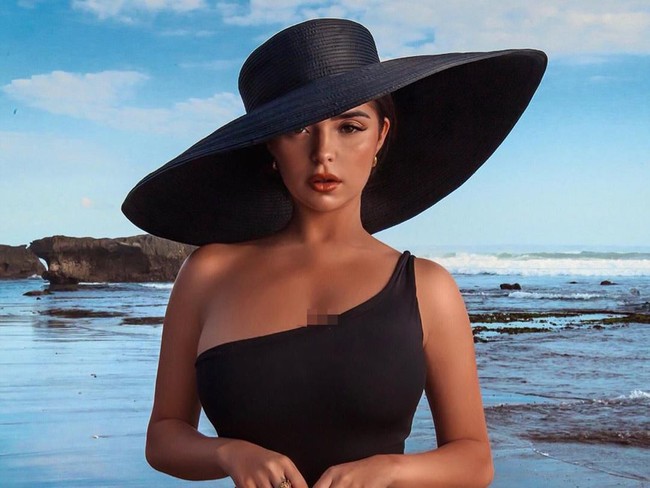Tak hanya liburan, selama di Bali Demi Rose pun melakukan pemotretan. Beginilah penampilan Demi saat melakukan pemotretan di pantai menggunakan pakaian renang hitam dengan topi pantai.  Foto: Instagram @demirosemawby