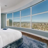 Terdapat dua kamar yang memiliki jendela besar sehingga penghuni dapat melihat pemandangan 360 derajat kota LA. (Foto: Dok. Mansion Global)