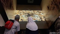 Ada 10 area dengan cerita berbeda di Museum Ashaabee. Dimulai dari perjuangan Nabi dan para sahabat di Makkah dan berakhir di Madinah. Ini merupakan peta Kota Makkah pada zaman Rasullulah (Ardhi/detikcom) 