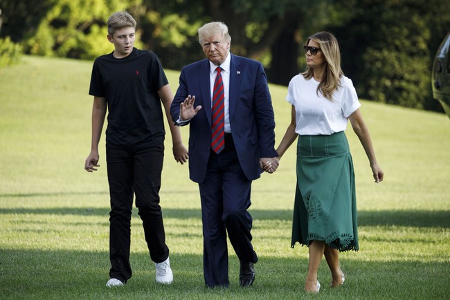 Gayanya kali ini tak sepenuhnya kasual. Melania memadukan kaus tersebut dengan produk high-fashion, yakni rok kulit hijau keluaran Fendi. Detail cut-out berpola daun yang menghiasi keliman rok kian mempercantik penampilan mantan model seksi ini. (Foto: AP Photo/Patrick Semansky)