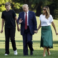 Gayanya kali ini tak sepenuhnya kasual. Melania memadukan kaus tersebut dengan produk high-fashion, yakni rok kulit hijau keluaran Fendi. Detail cut-out berpola daun yang menghiasi keliman rok kian mempercantik penampilan mantan model seksi ini. (Foto: AP Photo/Patrick Semansky)