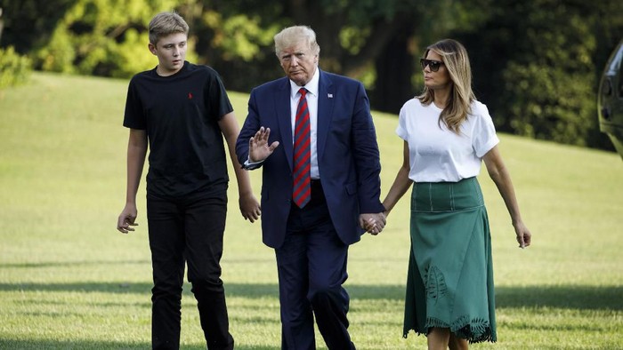 President Donald Trump, first lady Melania Trump and Barron Trump board Air Force One at Morristown Municipal Airport in Morristown, N.J., Sunday, Aug. 18, 2019, en route to Andrews Air Force Base, Md. (AP Photo/Patrick Semansky)