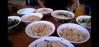 Mampir ke Bandung, Bule Amerika Ini Santap Yamien, Bakso hingga Ceker