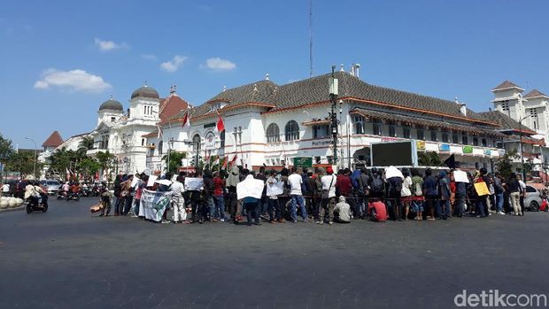 Aksi damai di Titik Nol Kilometer Yogyakarta. 
