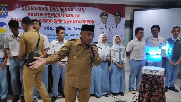 Para pelajar diimbau untuk tidak tabu akan politik.