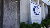 Menurut warga sekitar, Mulyono (35), pemilik kantor tersebut bernama Candra. Menurutnya, sehari-hari juga tidak pernah terlihat aktivitas yang mencolok di kantor tersebut.