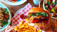 Tak hanya makanan sehat saja, Speedos juga punya menu Cheese Burger yang tak kalah ikonik. Disajikan dengan kentang goreng tebal, cheese burger ini meleleh di lidah. Foto: Instagram @speedoscafe/Istimewa