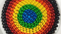 Makan permen M&Ms jadi lebih semangat kalau disusun cantik seperti ini. Melingkar dengan paduan warna dari gelap menuju cerah. Foto: Adam Hillman/Instagram witenry