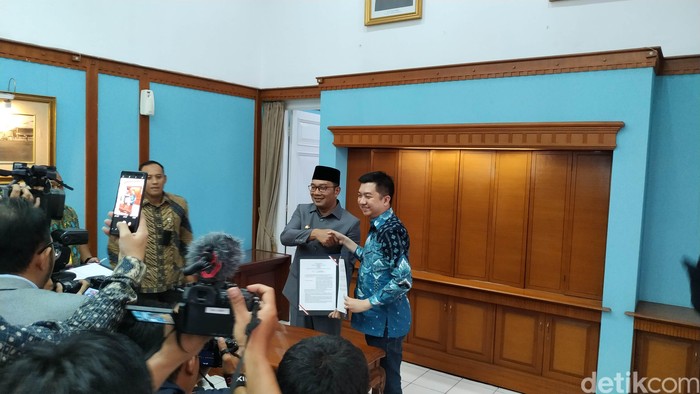 Gubernur Jawa Barat Ridwan Kamil dan CEO Tokopedia William Tanuwijaya. Foto: Mukhlis Dinillah Gubernur Jawa Barat Ridwan Kamil dan CEO Tokopedia William Tanuwijaya. Foto: Mukhlis Dinillah