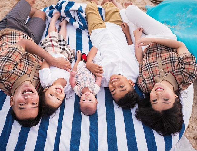 Sudah dianggap seperti anak sendiri, Betrand pun sering ikut sesi foto keluarga bersama Ruben, Sarwendah, dan kedua anak mereka. Foto: instagram