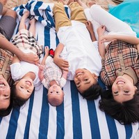 Sudah dianggap seperti anak sendiri, Betrand pun sering ikut sesi foto keluarga bersama Ruben, Sarwendah, dan kedua anak mereka. Foto: instagram