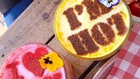 Selain bisa mengabadikan momen seru dengan pemandangan pantai Bondi, dan makanan penuh warna. Speedos Cafe juga menyajikan aneka kopi, seperti red velvet latte, hingga turmeric latte dengan tulisan lucu dan warna cerah. Foto: Instagram @speedoscafe/Istimewa