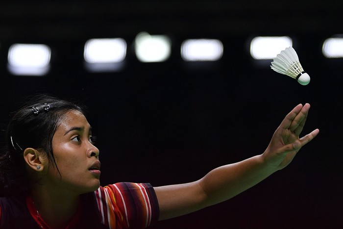 Pebulu tangkis tunggal putri Indonesia Gregoria Mariska Tunjung melakukan servis ke arah pebulu tangkis tunggal putri Thailand Ratchanok Intanon dalam babak kedua Blibli Indonesia Open 2019 di Istora Gelora Bung Karno, Jakarta, Kamis (18/7/2019). Gregoria gagal melaju ke babak selanjutnya setelah kalah 21-13, 19-21, 15-21. ANTARA FOTO/Sigid Kurniawan/aww.