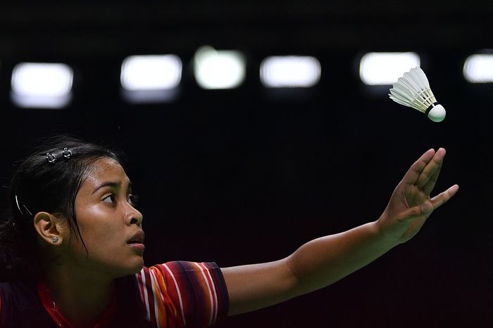GREGORIA DIKALAHKAN RATCHANOK INTANON Pebulu tangkis tunggal putri Indonesia Gregoria Mariska Tunjung melakukan servis ke arah pebulu tangkis tunggal putri Thailand Ratchanok Intanon dalam babak kedua Blibli Indonesia Open 2019 di Istora Gelora Bung Karno, Jakarta, Kamis (18/7/2019). Gregoria gagal melaju ke babak selanjutnya setelah kalah 21-13, 19-21, 15-21. ANTARA FOTO/Sigid Kurniawan/aww.