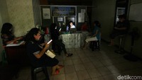 Suasana kantor P3SRS juga tampak gelap. Hanya nyala laptop dan smartpohne yang menerangi ruangan tersebut. Karena dualisme kepengurusan itulah, beberapa penghuni atau warga menjadi korban mati listrik dan kesulitan air.