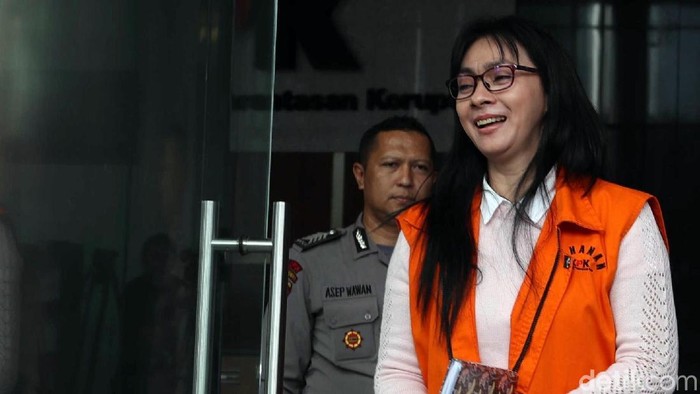 Bupati nonaktif Talaud Sri Wahyumi Maria Manalip kembali jalani pemeriksaan lanjutan di KPK. Ia nampak mengumbar senyum saat meninggalkan gedung KPK.