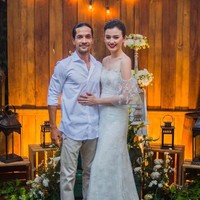 Edward Akbar dan Kimberly Ryder menikah tahun lalu. Digelar dengan konsep outdoor, Edward pun memakai kemeja putih dan celana panjang krem pada resepsi pernikahan yang berlangsung pada malam harinya. Foto: Instagram