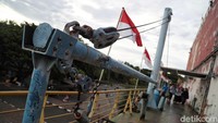 Gelombang tsunami mencapai tinggi hingga 30 meter dan menewaskan 230.000–280.000 jiwa di 14 negara termasuk Indonesia.