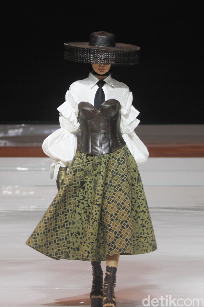 Denny Wirawan menampilkan batik gedog Tuban bergaya modern untuk koleksinya yang bertema Satriyan di Jakarta fashion & Food Festival (JFFF) 2019, Kelapa Gading, Jakarta Utara. Foto: Mohammad Abduh/Wolipop