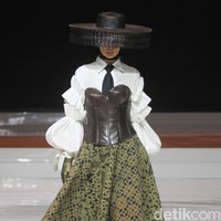 Denny Wirawan menampilkan batik gedog Tuban bergaya modern untuk koleksinya yang bertema Satriyan di Jakarta fashion & Food Festival (JFFF) 2019, Kelapa Gading, Jakarta Utara. Foto: Mohammad Abduh/Wolipop