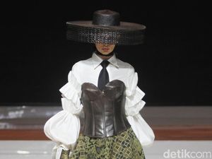 Foto: 8 Koleksi Batik Gedog Tuban Karya Denny Wirawan di JFFF 2019
