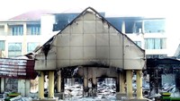 Kondisi gedung DPRD Papua Barat yang terbakar pascakerusuhan yang terjadi di Manokwari, Senin (19/8/2019) lalu. Antara Foto/Tomi.