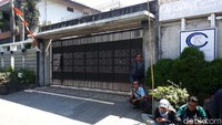 Sejumlah wartawan berada di depan kantor tersebut.