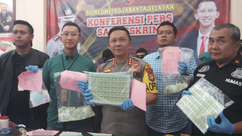 Jual Meterai Palsu Hasil Rekondisi Bekas Pakai, Komplotan ini Diciduk Polisi Jual Meterai Palsu Hasil Rekondisi Bekas Pakai, Komplotan ini Diciduk Polisi