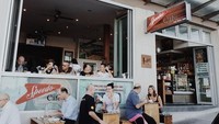 Sekilas mungkin kafe ini terlihat sederhana dan tak ada yang spesial. Tapi yang membuat kafe ini menang, karena makanannya yang beragam, penuh warna, dan ditata dengan cantik. Foto: Instagram @speedoscafe/Istimewa