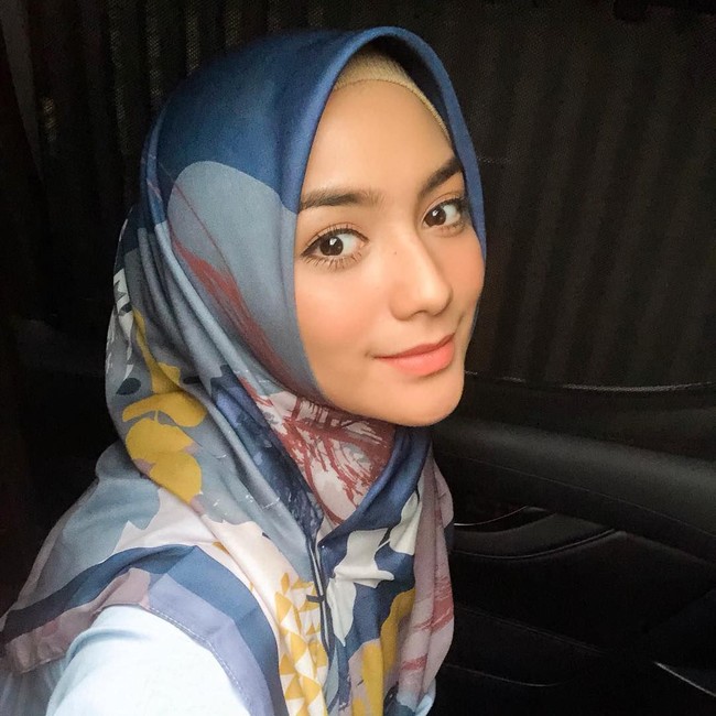 Gaya hijab Citra Kirana yang simpel, cocok untuk dipakai sehari-hari maupun pergi ke berbagai acara. Seperti hijab segi empat biru bermotif seperti ini, cantik ya!   Foto: Instagram