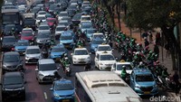 Kemacetan terjadi di Jalan Gatot Subroto, Jakarta, Selasa (20/8/2019). Hal itu terjadi karena sejumlah ojek online (ojol) dan taksi mangkal dan mengambil penumpang sembarangan di pinggir jalan.