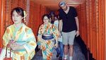 Foto-foto Kocak Traveler Jangkung yang Liburan ke Jepang