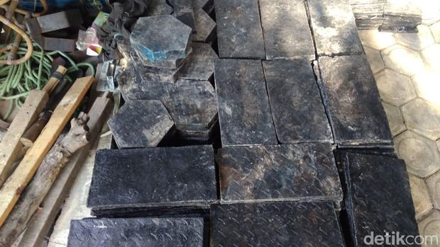 Sedulur Sikep di Kudus, Daur Ulang Limbah Plastik Jadi Paving 