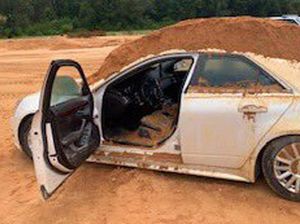 Waduh, Pria Ini Tega Kubur Mobil Kekasihnya
