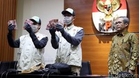Barang bukti berupa uang tunai senilai Rp 110 juta turut ditampilkan usai diamankan oleh KPK terkait kasus suap lelang proyek Dinas Pekerjaan Umum dan kawasan Permukiman (PUPKP).