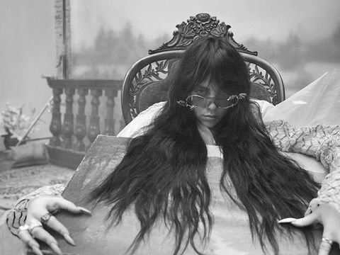 Pakai Gaun Pengantin, Penampilan Billie Eilish Bikin Pangling