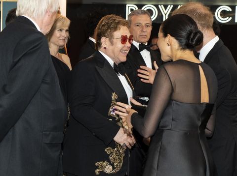 Elton John menyalami Meghan Markle saat premier 'The Lion King' di London beberapa waktu lalu.