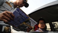 Petugas Dishub dan Polantas terus melakukan sosialisasi perluasan 25 ruas jalan ganjil genap hingga tanggal 9 September mendatang.